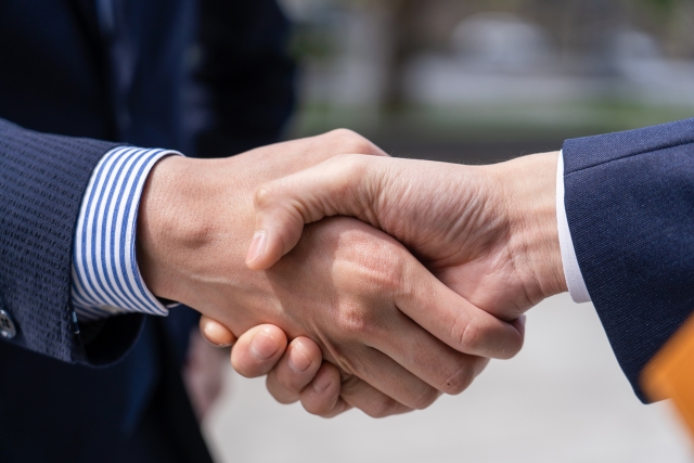 握手する写真